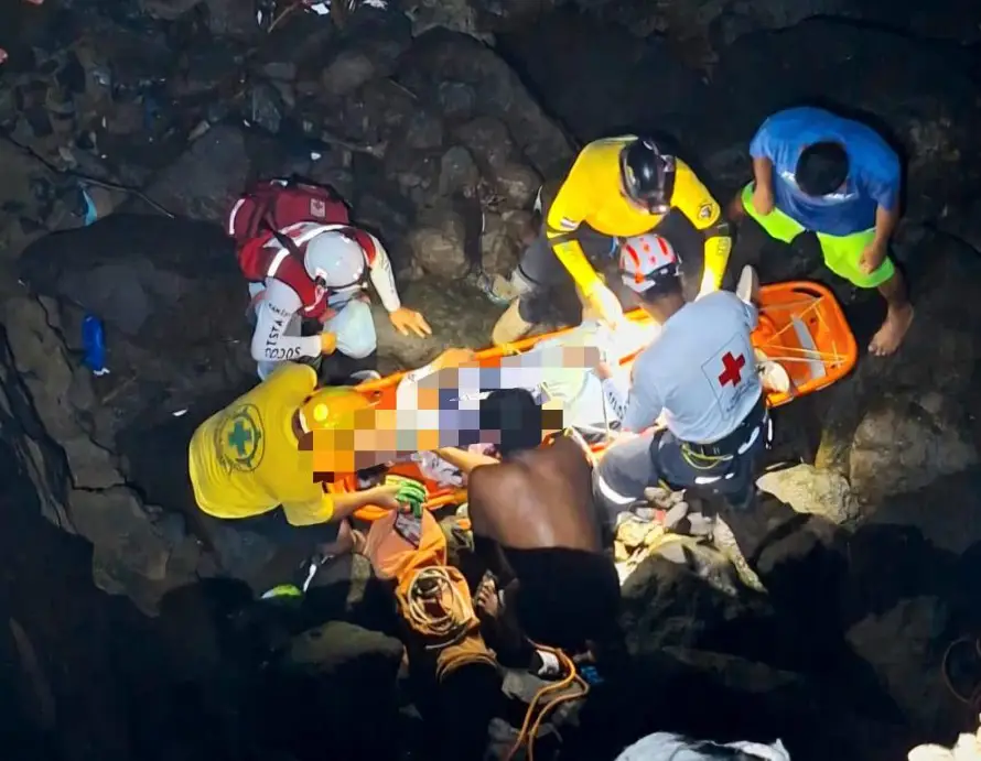 Rescatan a un joven que cayó a un barranco en la carretera Litoral, en La Libertad