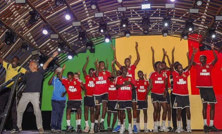 "La Roja de Senegal", la escuela que apoya del Bosque y cambia la vida de 120 niños