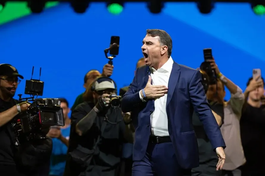 El partido de Bolsonaro proclama a su hijo Flávio como candidato presidencial en Brasil