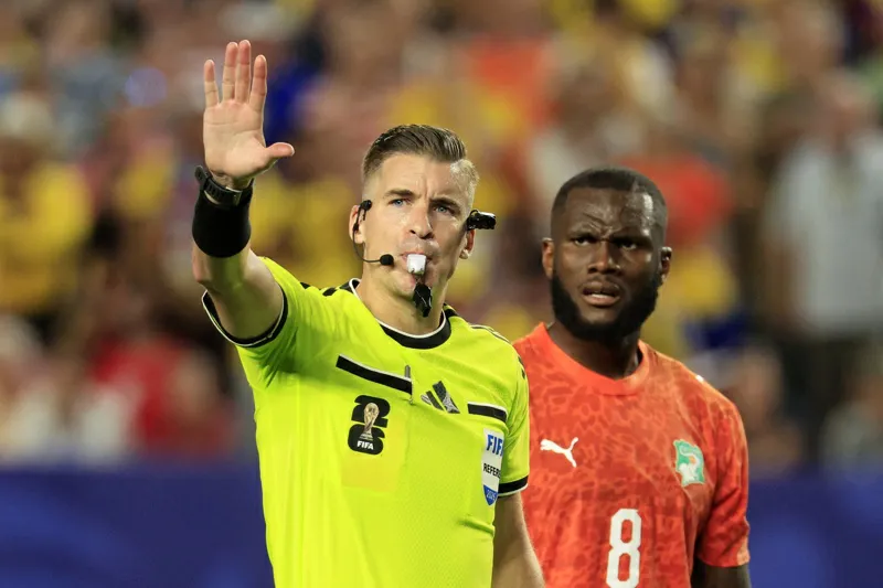 Director de árbitros de la FIFA defiende independencia arbitral tras reclamos de Egipto