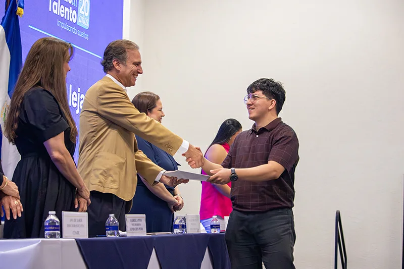 Programa Becas al Talento de Fundación Poma supera los 1,600 beneficiados en 20 años