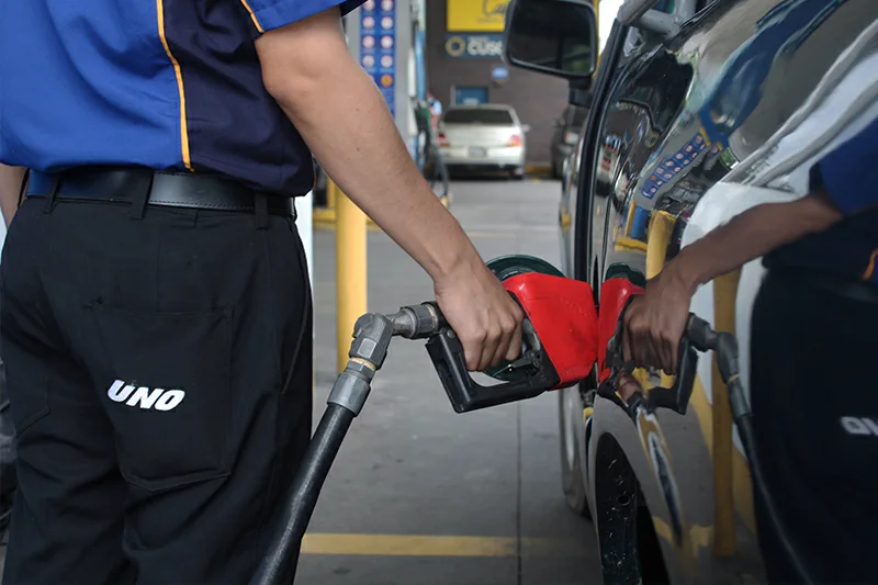 El alza del crudo elevó 28 % la factura petrolera de El Salvador en el primer semestre