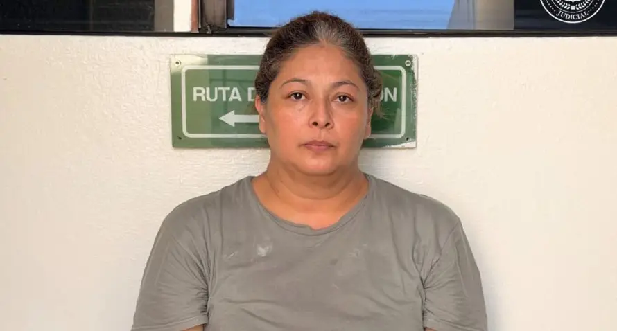 Una mujer acusada de estafar más de $19,600 como organizadora de bodas seguirá detenida