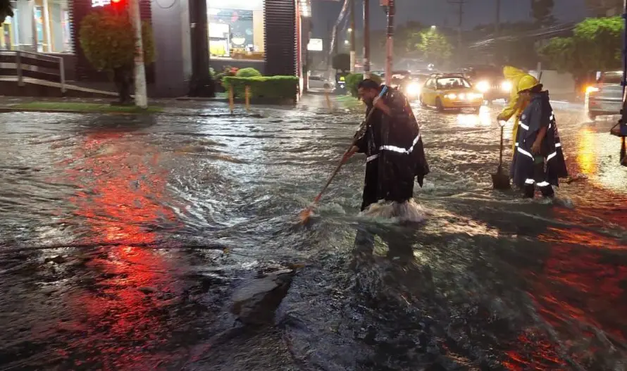 Se inundan algunas calles de San Salvador Centro por lluvias