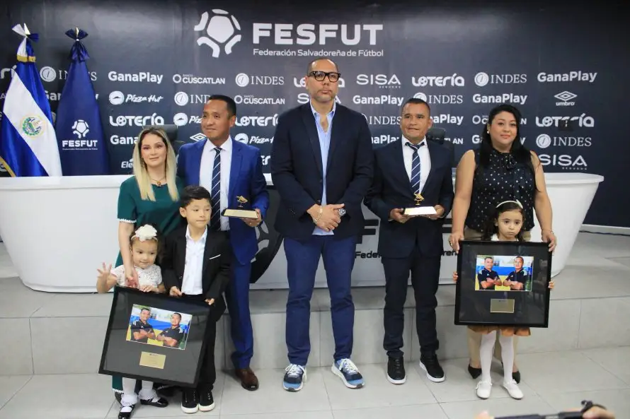 Iván Barton y David Morán reciben homenaje de la Fesfut por su actuación en el Mundial 2026
