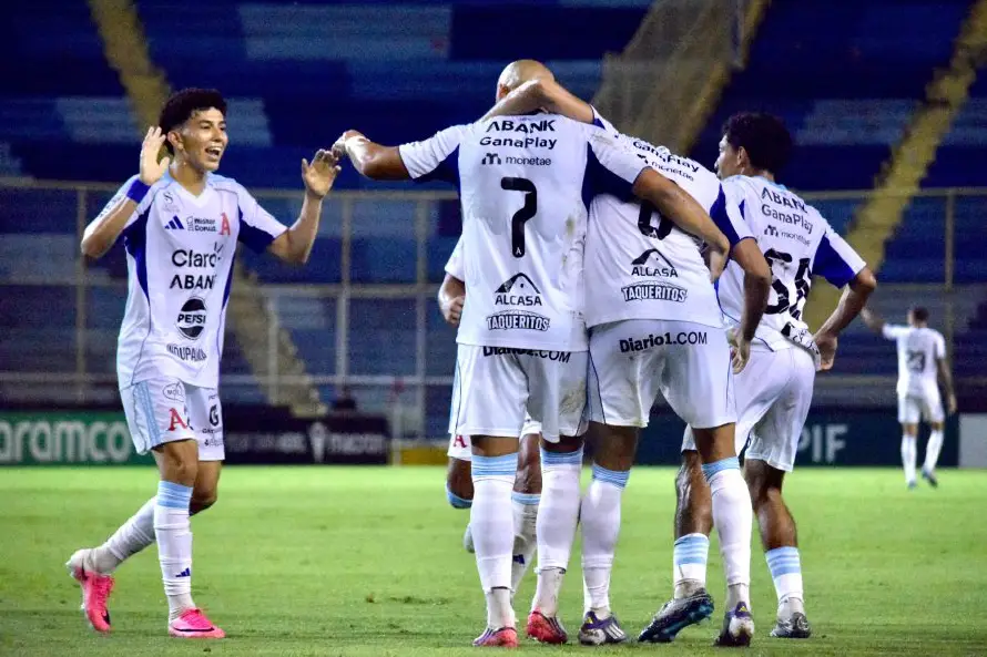 Alianza remonta en el cierre y derrota a Antigua GFC en su debut en la Copa Centroamericana