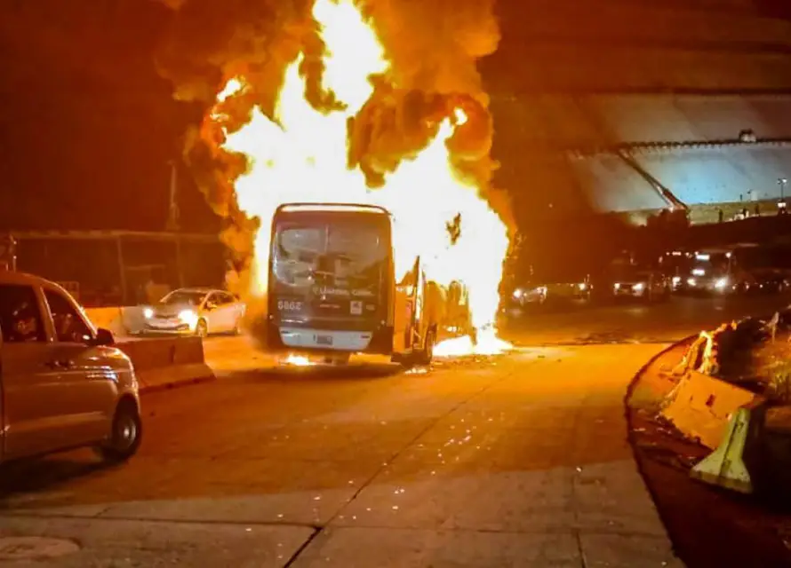 Un bus se incendió en carretera Los Chorros