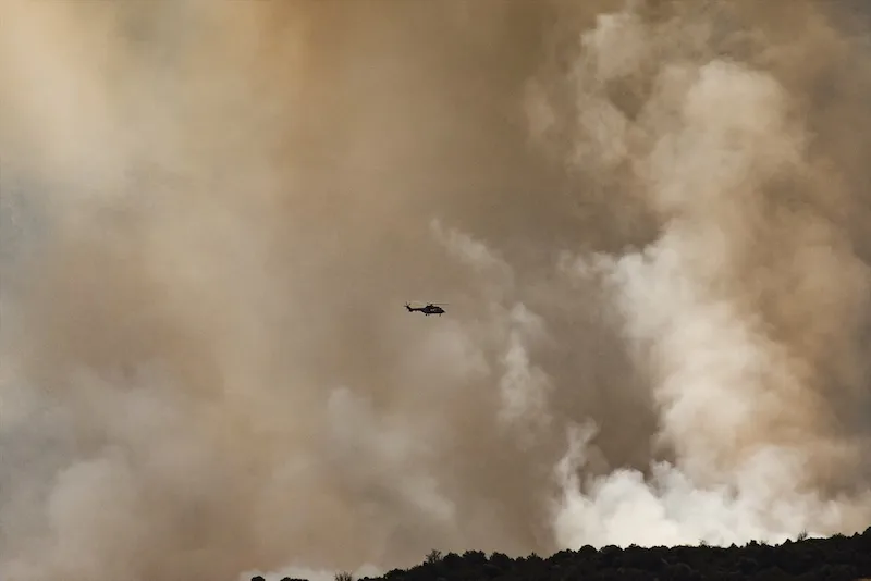 España evacúa a 73,000 personas por dos incendios forestales fuera de control en el centro del país