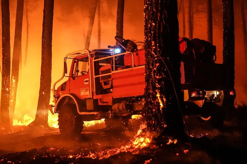 Francia evacúa a 200,000 personas por devastadores incendios forestales