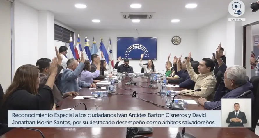 Diputados avalan diplomas de reconocimiento a árbitros salvadoreños