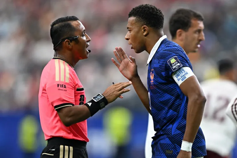 Didier Deschamps cuestiona el arbitraje de Iván Barton tras la semifinal del Mundial