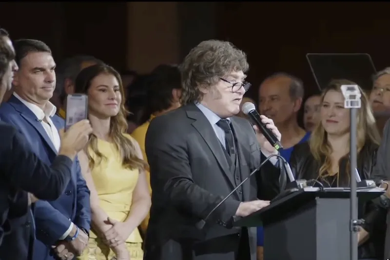 Milei respalda la candidatura de Flávio Bolsonaro y critica a Lula durante acto político en Brasil