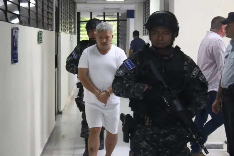 Envían a juicio a expresidente de Bandesal por sobornos