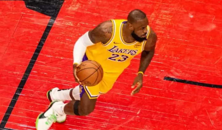 LeBron James ficha por los Philadelphia 76ers, según ESPN