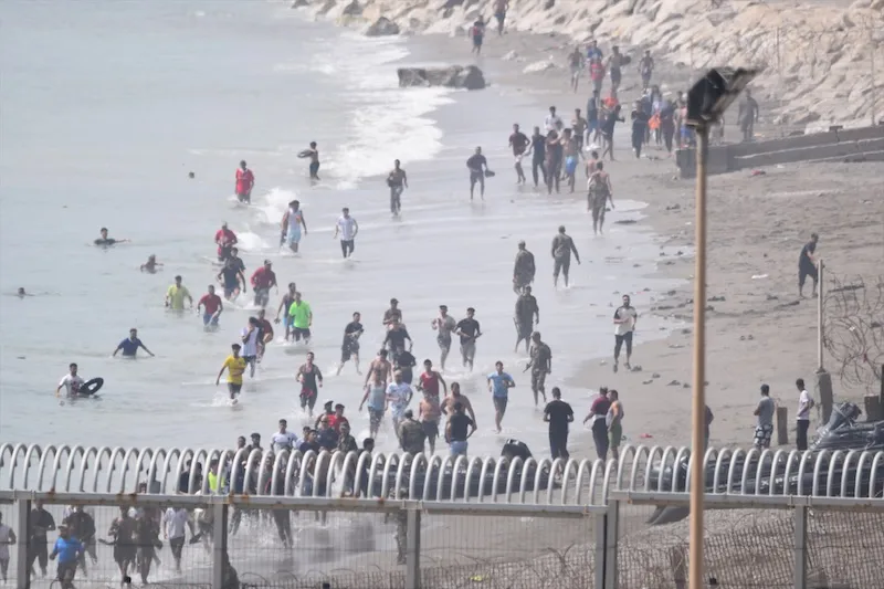 Crisis migratoria desborda la frontera entre Marruecos y la ciudad española de Ceuta