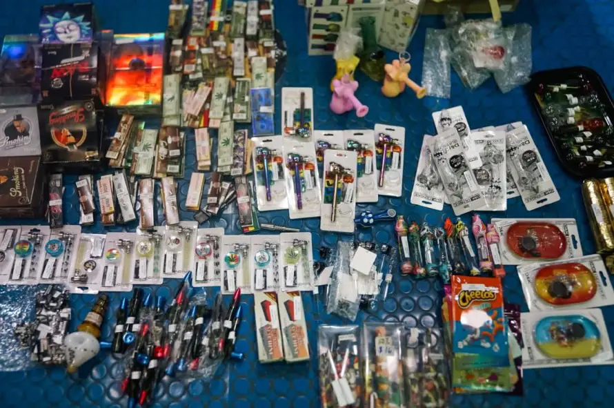 Ordenan la destrucción de más de 62,000 pipas, trituradores y accesorios decomisados en centros comerciales para uso de drogas