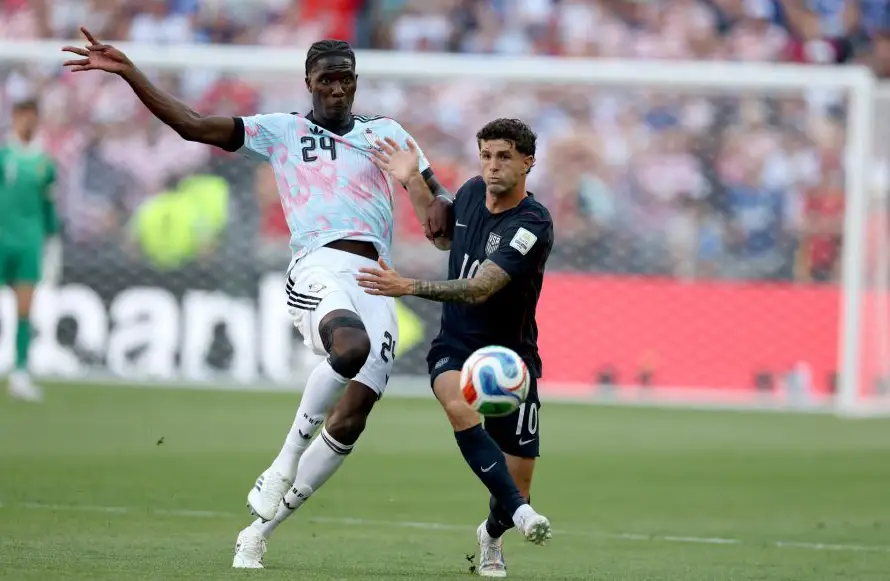El centrocampista belga Amadou Onana, otra baja de peso que deja el Mundial por una grave lesión de rodilla