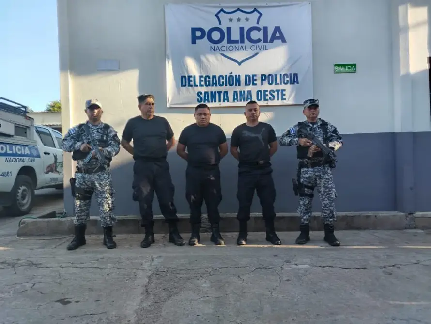 Arrestan a tres policías de la División de Antinarcóticos por exigir hasta $500 a un conductor en un retén en Santa Ana 