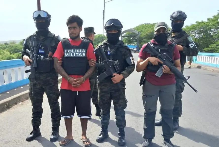 Policía Hondureña entrega a El Salvador a pandillero del Barrio 18 en frontera El Amatillo