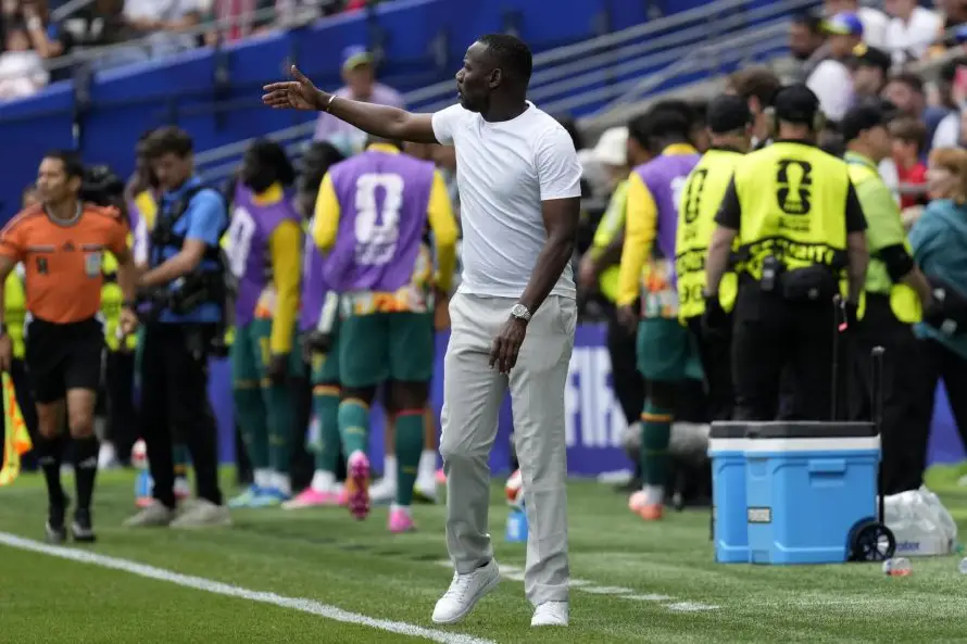 El presidente de Senegal arropa a los Leones tras una eliminación marcada por las críticas