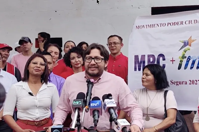 Rafael Aguirre vota en internas del FMLN y presenta compañera de fórmula
