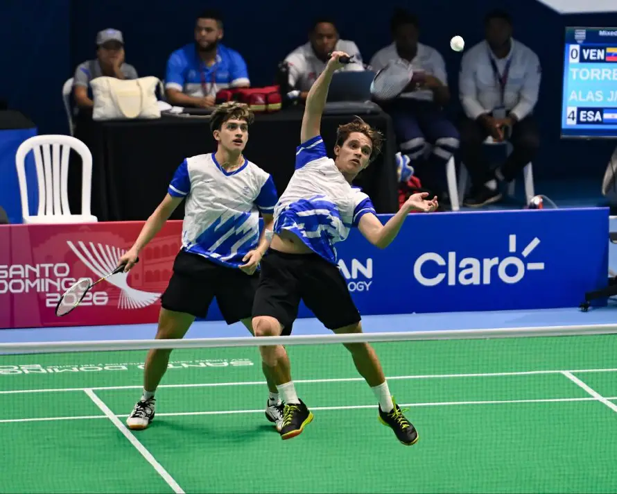 Bádmintonistas salvadoreños inician con triunfo la competencia por equipos en Santo Domingo 2026