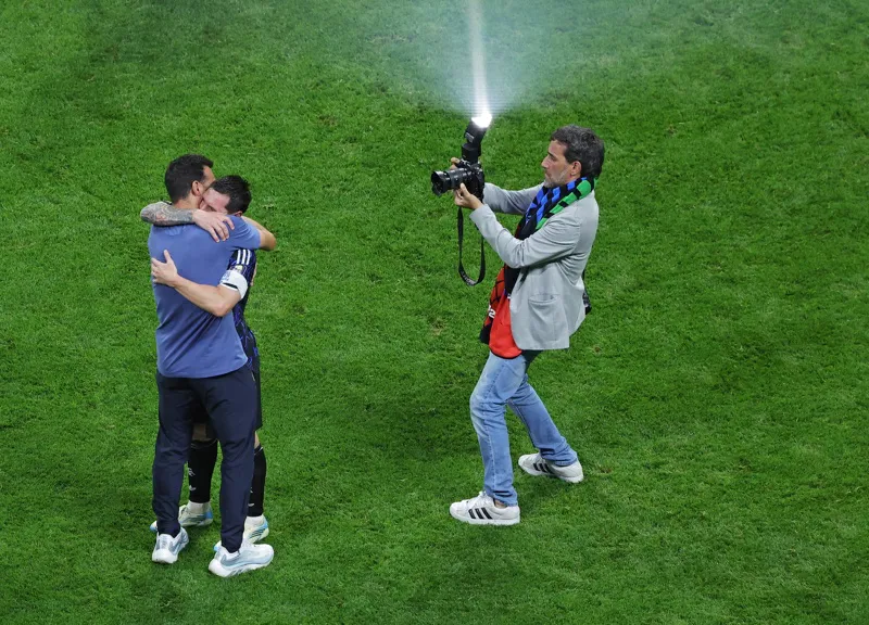 Scaloni se emociona, llora y concluye: "Somos únicos, y no es arrogancia"