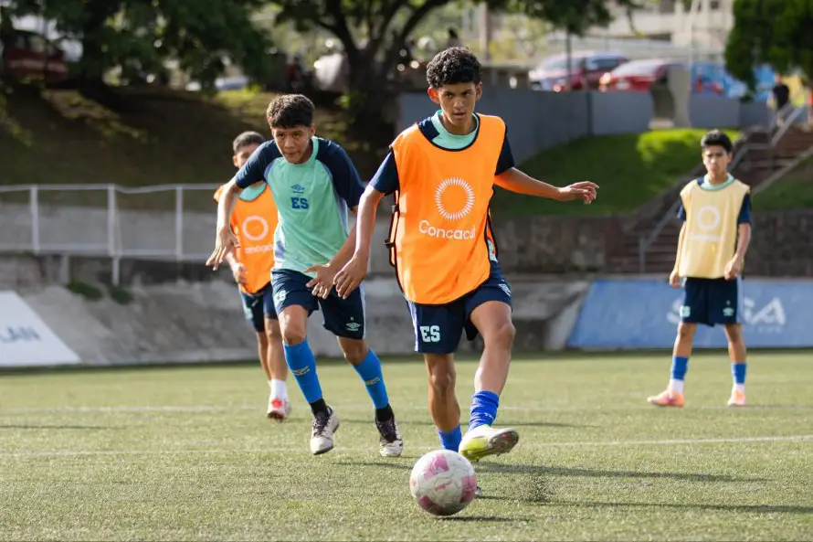El Salvador será sede de los torneos UNCAF FIFA Forward Sub-16 masculino y femenino, anuncia Yamil Bukele