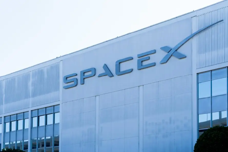 SpaceX muestra un prototipo de dispositivo de IA a inversores, pero Elon Musk lo desmiente de inmediato
