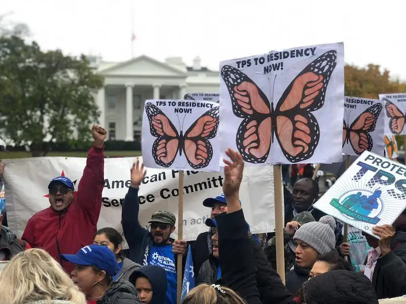 Permisos de trabajo de migrantes salvadoreños con TPS seguirán vigentes a la espera de nueva orden judicial