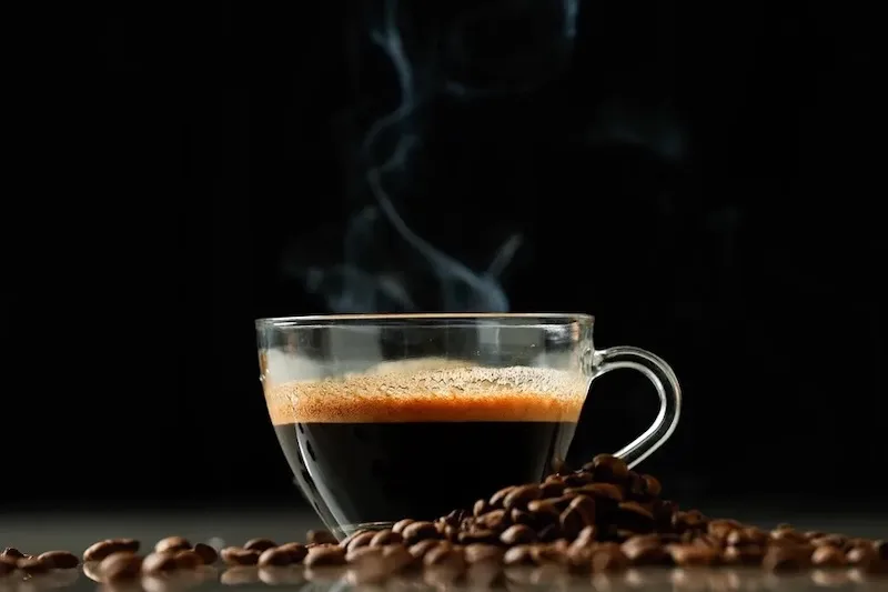 Consumir hasta cinco tazas de café al día puede reducir el riesgo de enfermedades cardiovasculares según estudio científico