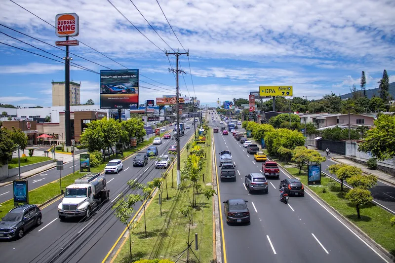 Precios del transporte al productor aumentan por alza del petróleo en El Salvador