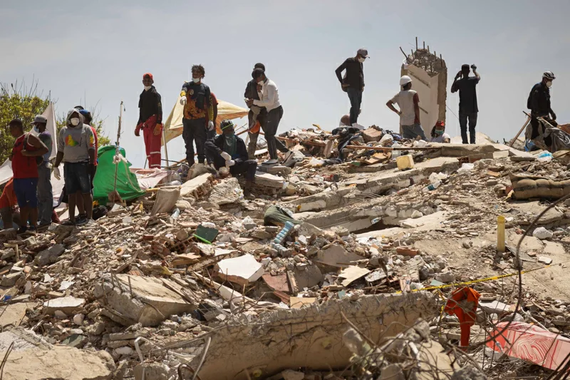 Los venezolanos no abandonan la búsqueda entre los escombros de desaparecidos en el terremoto