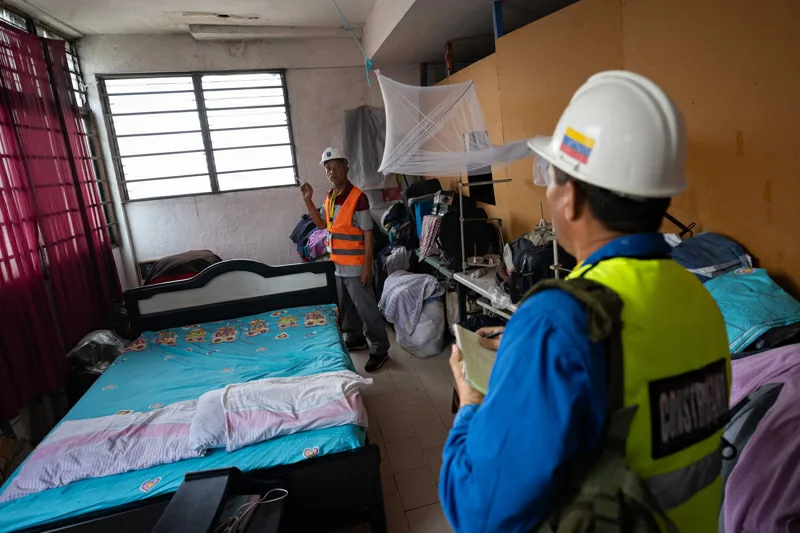 Ingenieros voluntarios inspeccionan edificios afectados por los terremotos en Venezuela
