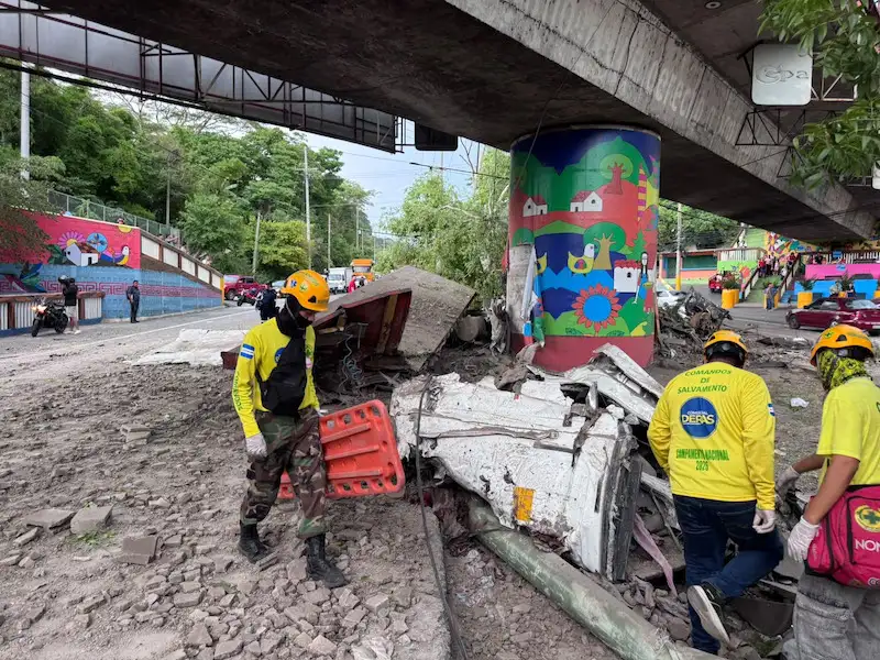 Rastra pierde el control y mata al menos cuatro personas en autopista a Comalapa