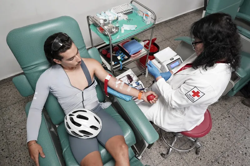 Ciclistas participan en jornada de donación de sangre en Cruz Roja Salvadoreña