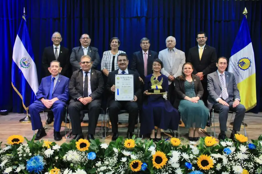 UEES otorga el galardón «Sol de Justicia» al pastor Luis Edgardo Martí por su trayectoria ministerial