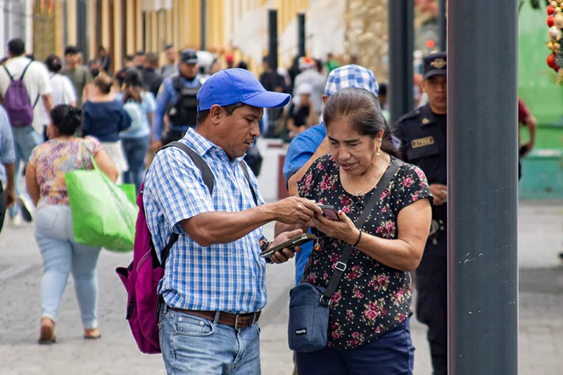 La mitad de los salvadoreños con educación hasta nivel inicial no utiliza internet