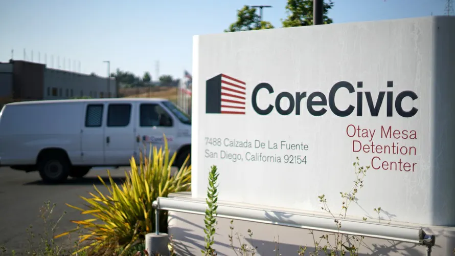 Gobierno de Trump compra dos de los mayores centros de detención de inmigrantes en California