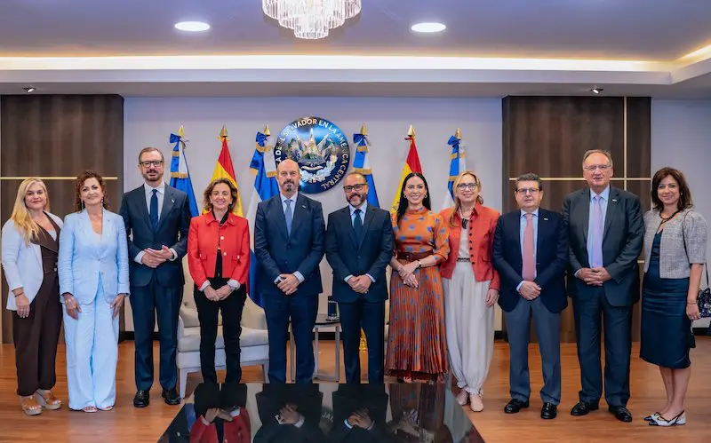 Castro se reúne con el presidente del Senado de España, dirigente del PP, junto a delegación de senadores