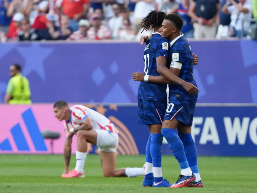 Francia pasa de penalti contra Paraguay