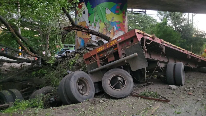 Cuatro vehículos estuvieron involucrados en accidente de rastra en Comalapa según PNC