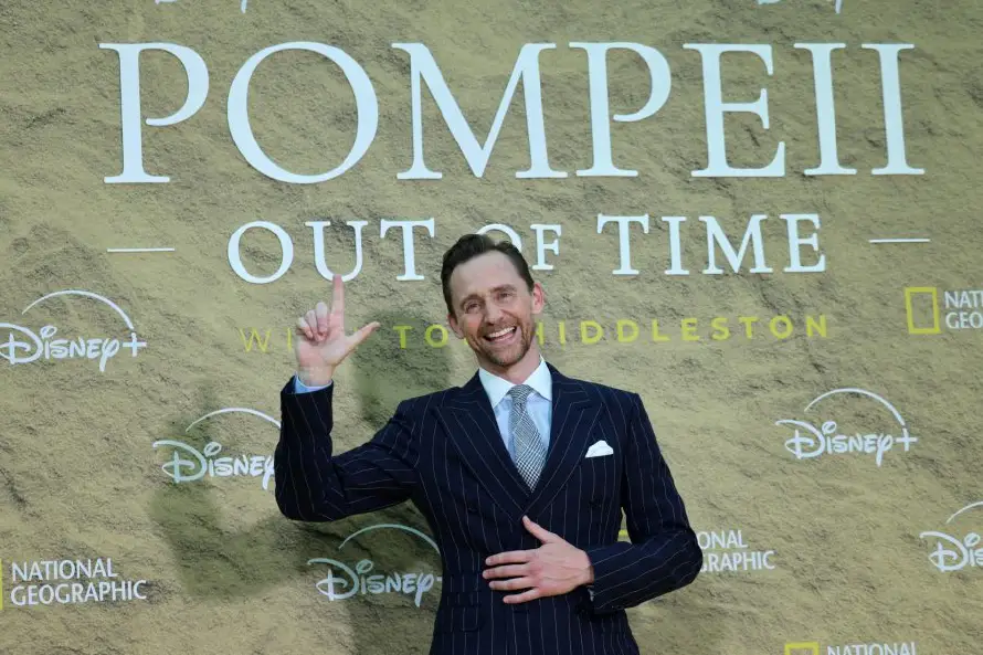 Tom Hiddleston regresa en el tiempo para contar el fin de Pompeya