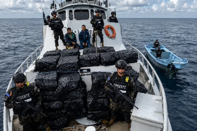 Marina decomisa cocaína valorada en $34 millones frente a la costa salvadoreña