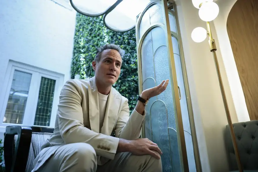 La serie de Netflix "El otro padre" explora la paternidad más allá de la sangre
