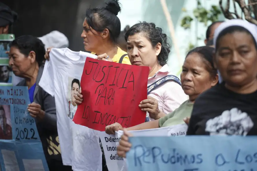Familiares de acusados de pandilleros protestan contra juicios masivos