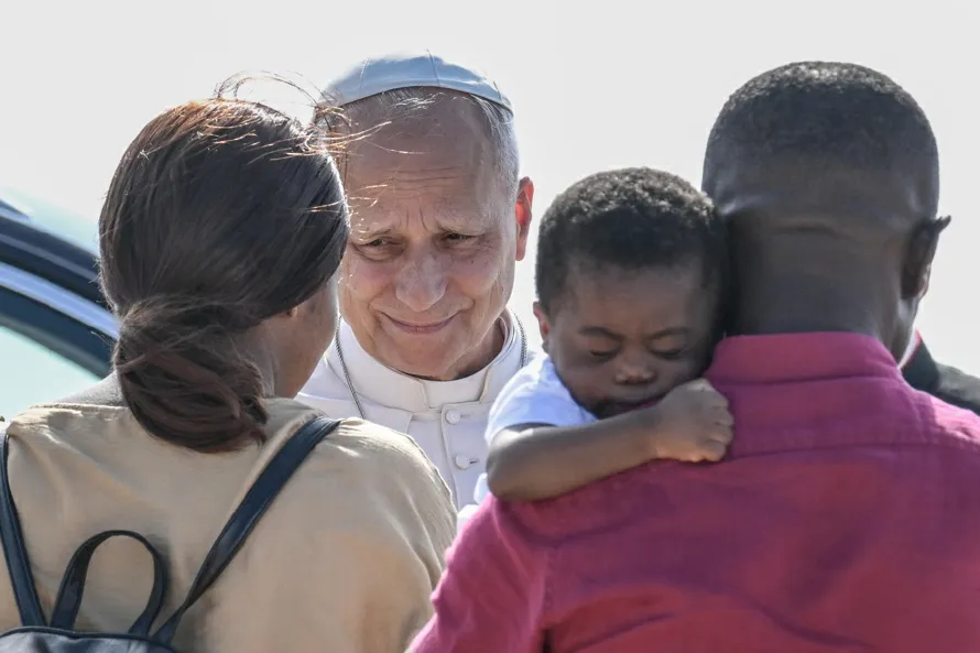 El papa almuerza con pobres y migrantes durante sus vacaciones en Castel Gandolfo