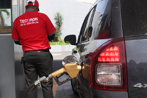Distribuidores calculan alza en combustibles el lunes, pero decisión final corresponde a Energía