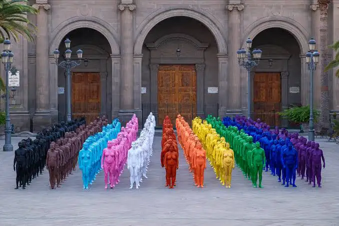 Spencer Tunick plasma la identidad LGTBIQ+ en una escultura humana multicolor