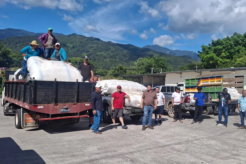 Agricultura entrega insumos a productores afectados por lluvias y vientos